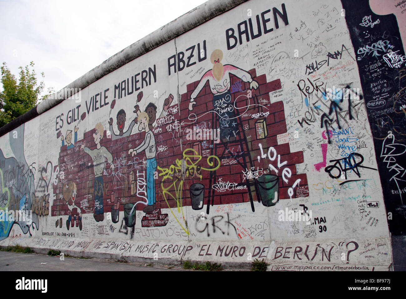 Il muro di Berlino, all'East Side Gallery, a 1.3km-lungo la sezione della parete vicino al centro di Berlino. Foto Stock