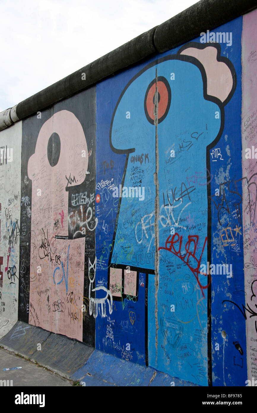 Il muro di Berlino, all'East Side Gallery, a 1.3km-lungo la sezione della parete vicino al centro di Berlino. Foto Stock