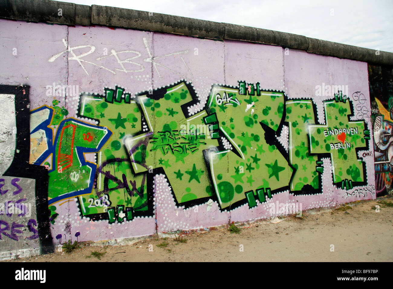 Sul lato occidentale del Muro di Berlino, all'East Side Gallery, a 1.3km-lungo la sezione della parete vicino al centro di Berlino. Foto Stock