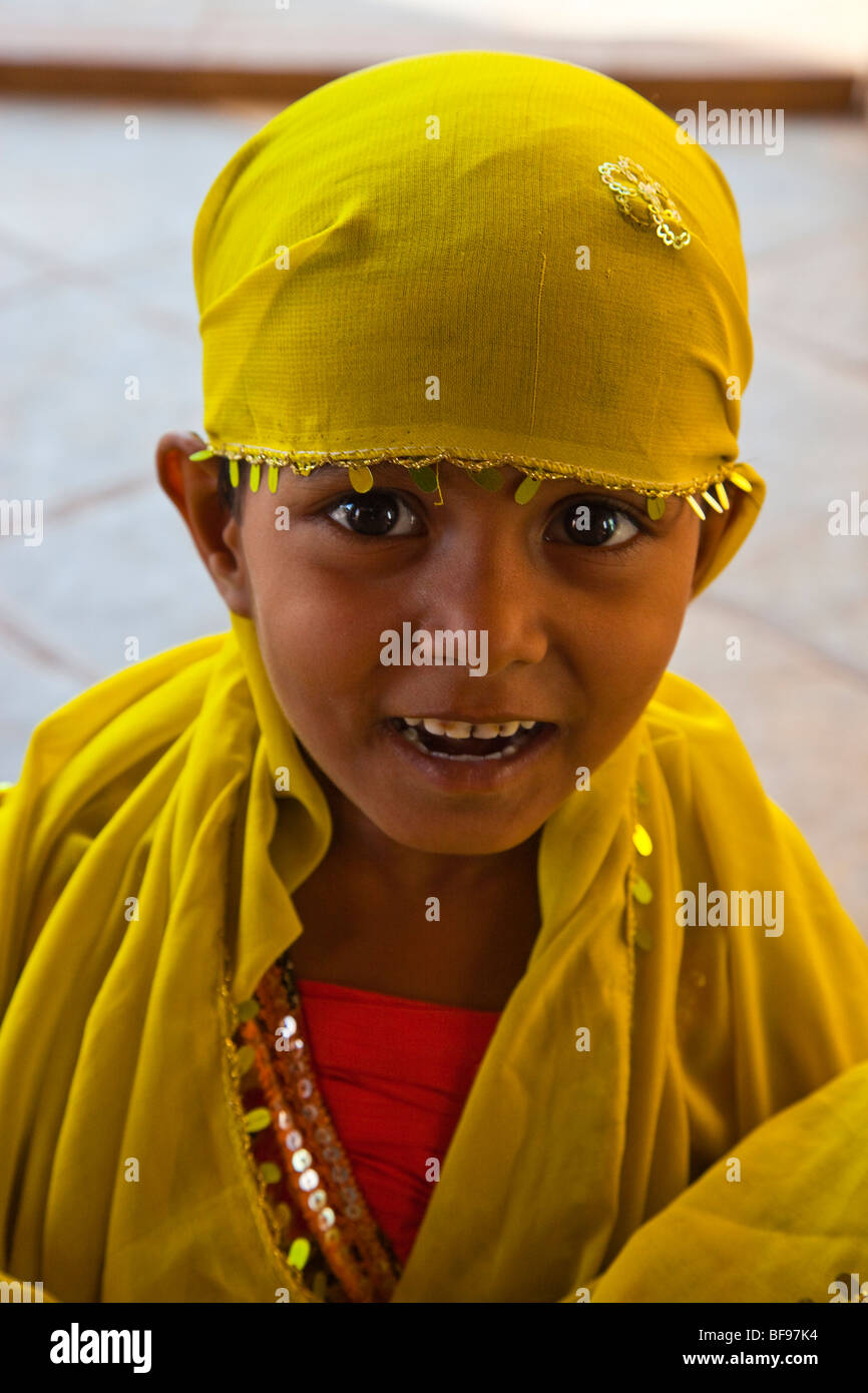 Poco ragazzina musulmana a Adhai-Din-Ka-Jhonpra o 2 1/2 giornata moschea in Ajmer in Rajasthan in India Foto Stock
