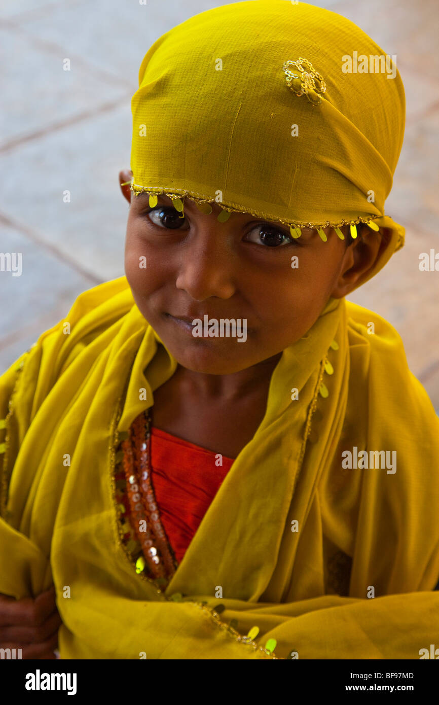 Poco ragazzina musulmana a Adhai-Din-Ka-Jhonpra o 2 1/2 giornata moschea in Ajmer in Rajasthan in India Foto Stock
