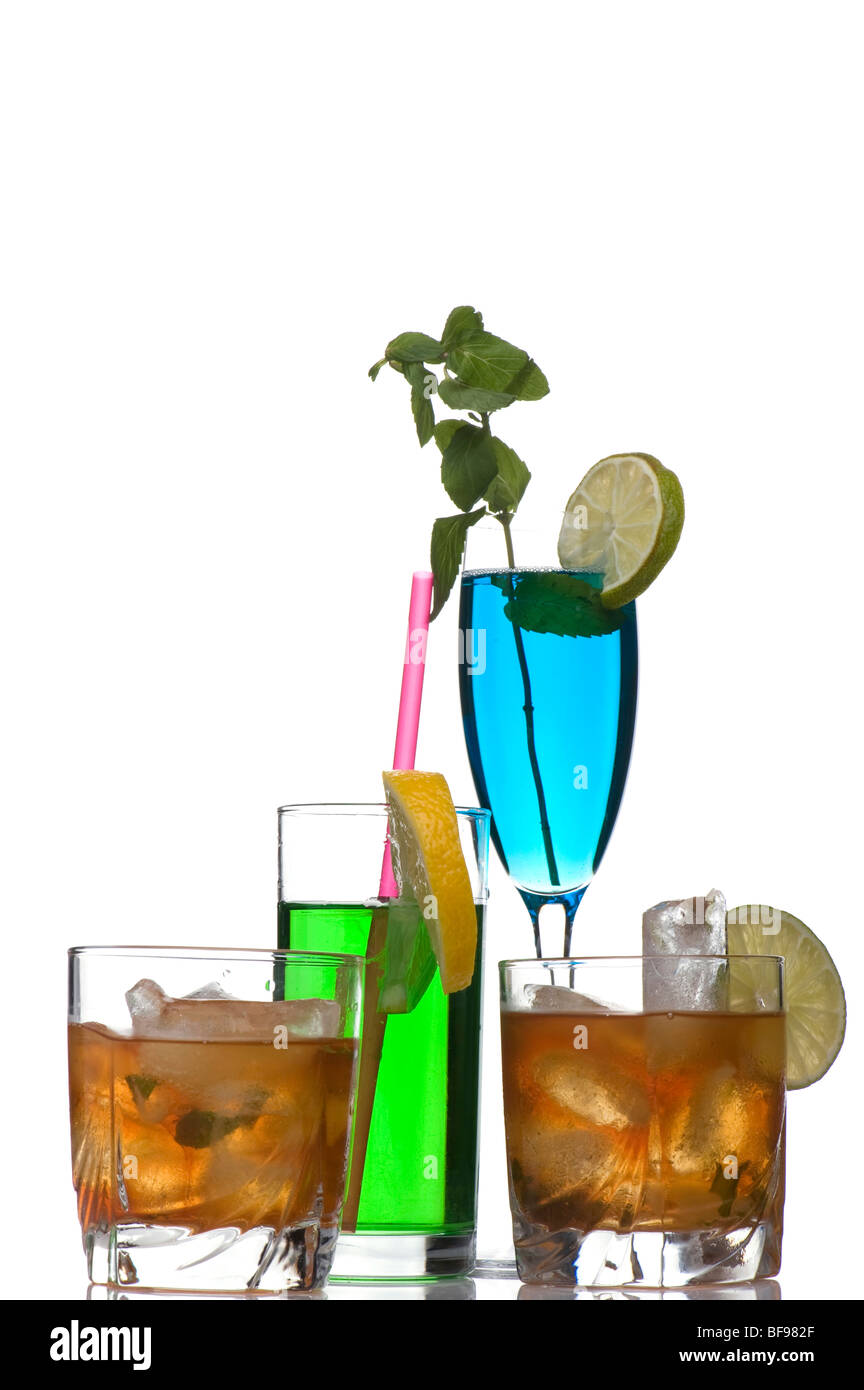 Oggetto su bianco - un bicchiere di whisky e cocktail Foto Stock
