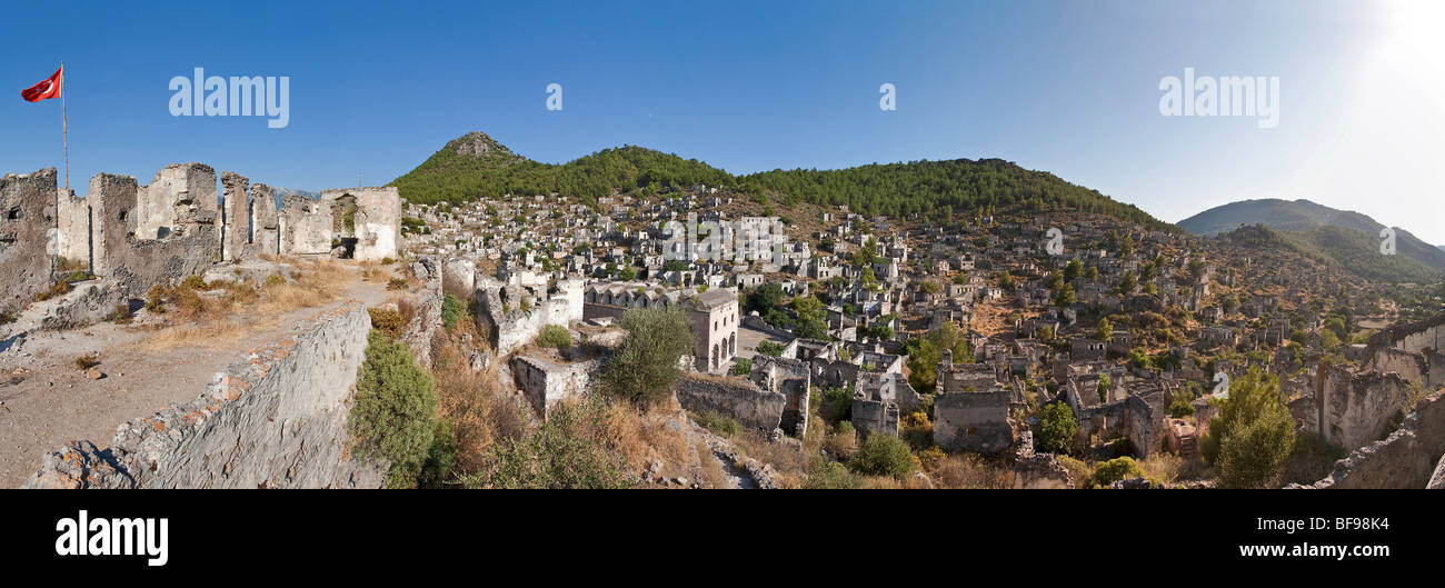 Vista panoramica di Kayakoy, una città fantasma in Turchia - adesso sito del Patrimonio Mondiale. Foto Stock