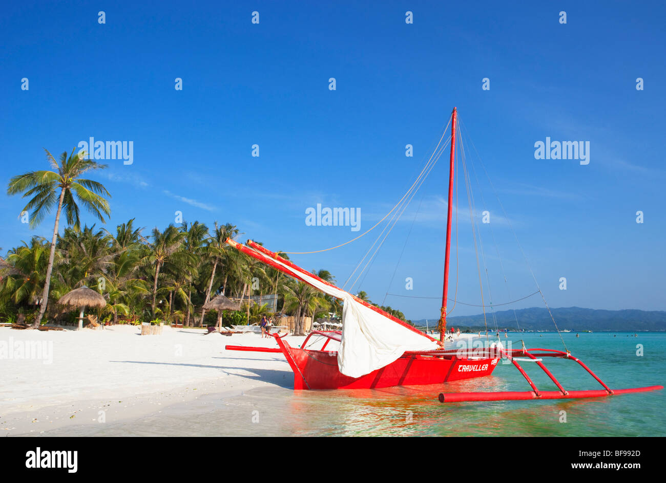 Barca rossa e bianca sabbia e palme Boracay; Il Visayas; Filippine. Foto Stock