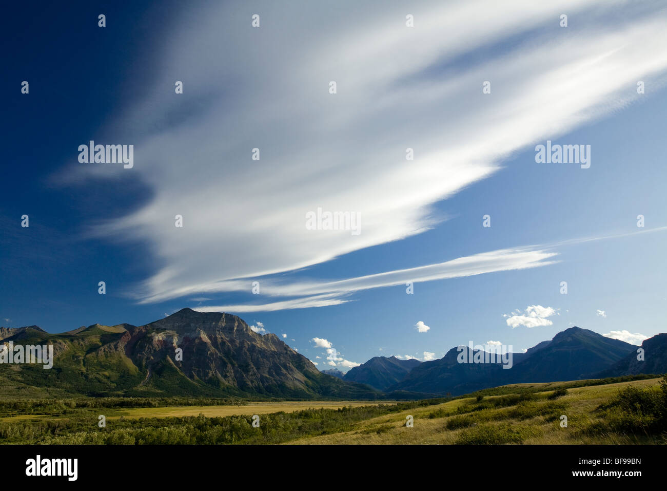 Drammatica la formazione di nubi sul Monte Vimy, Parco Nazionale dei laghi di Waterton, Alberta, Canada Foto Stock