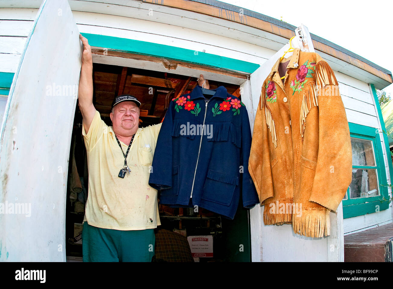 Rod Hardy con premiato giacche ricamate fatte da sua madre. Tulita, precedentemente Fort Norman, NWT, Canada Foto Stock