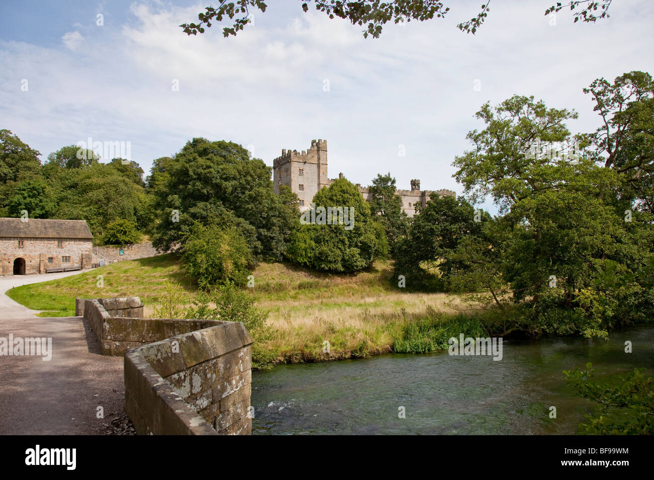 Vista dal Pack Horse ponte che attraversa il fiume a Haddon Hall vicino a Bakewell Derbyshire Foto Stock