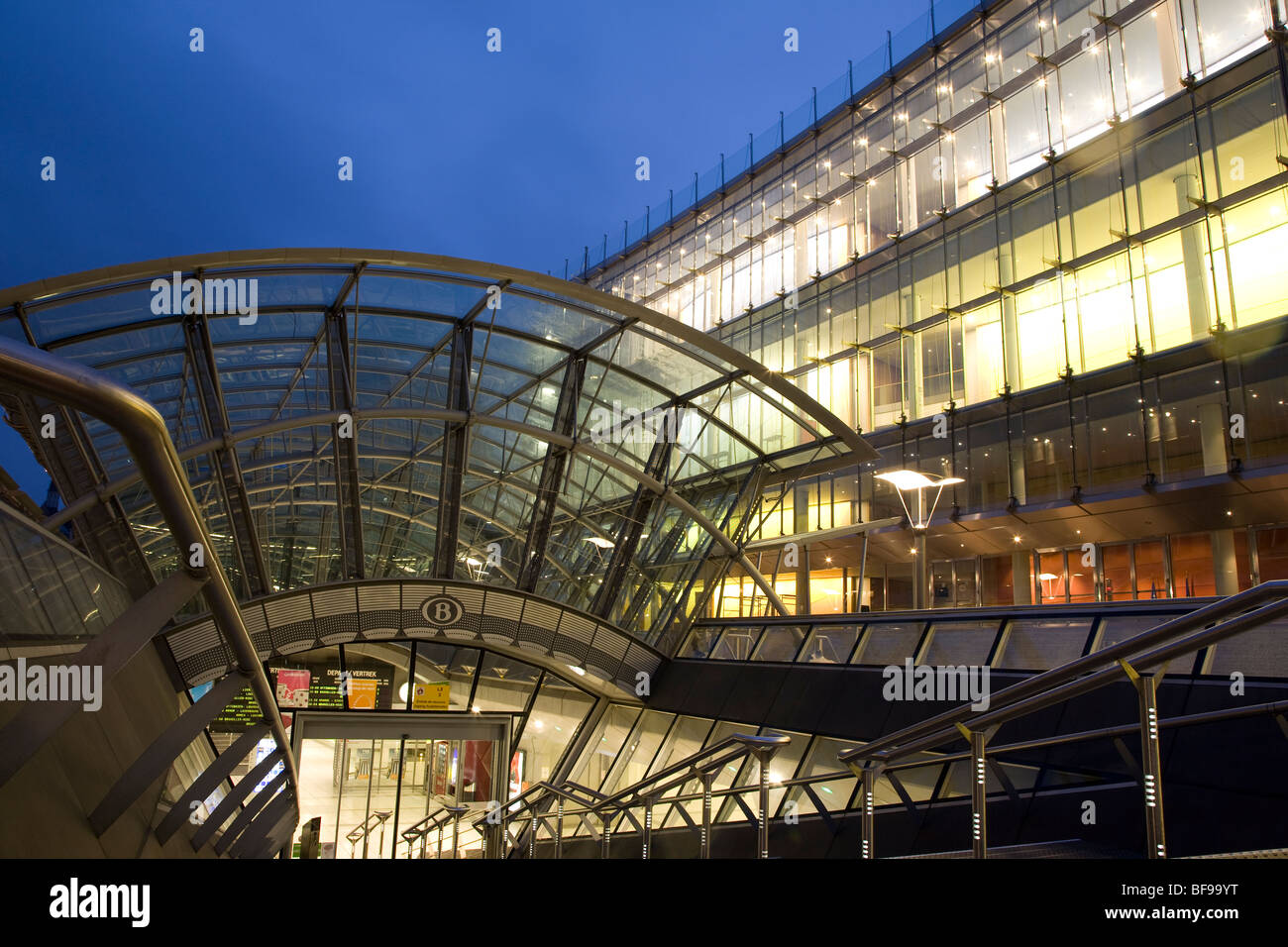 Gare du Stazione ferroviaria di Lussemburgo con il Jozsef Antall Edificio, Parlamento europeo complesso, Bruxelles, Belgio, Europa Foto Stock