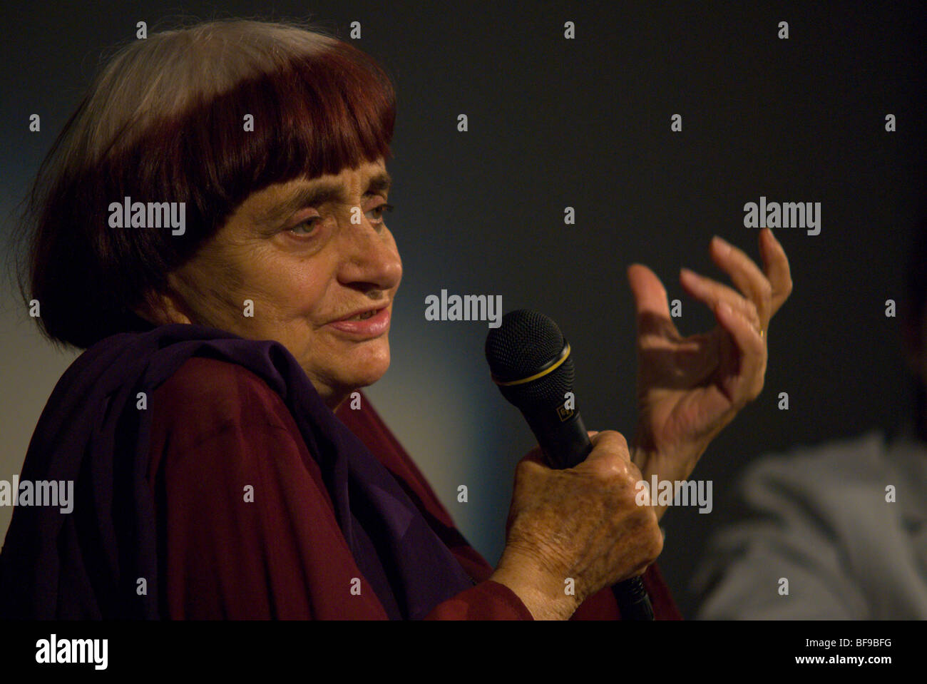 Regista Agnès Varda discute il suo film "Les Plages d'Agnese' al Aero Theatre di Santa Monica. Luglio 1, 2009. Foto Stock