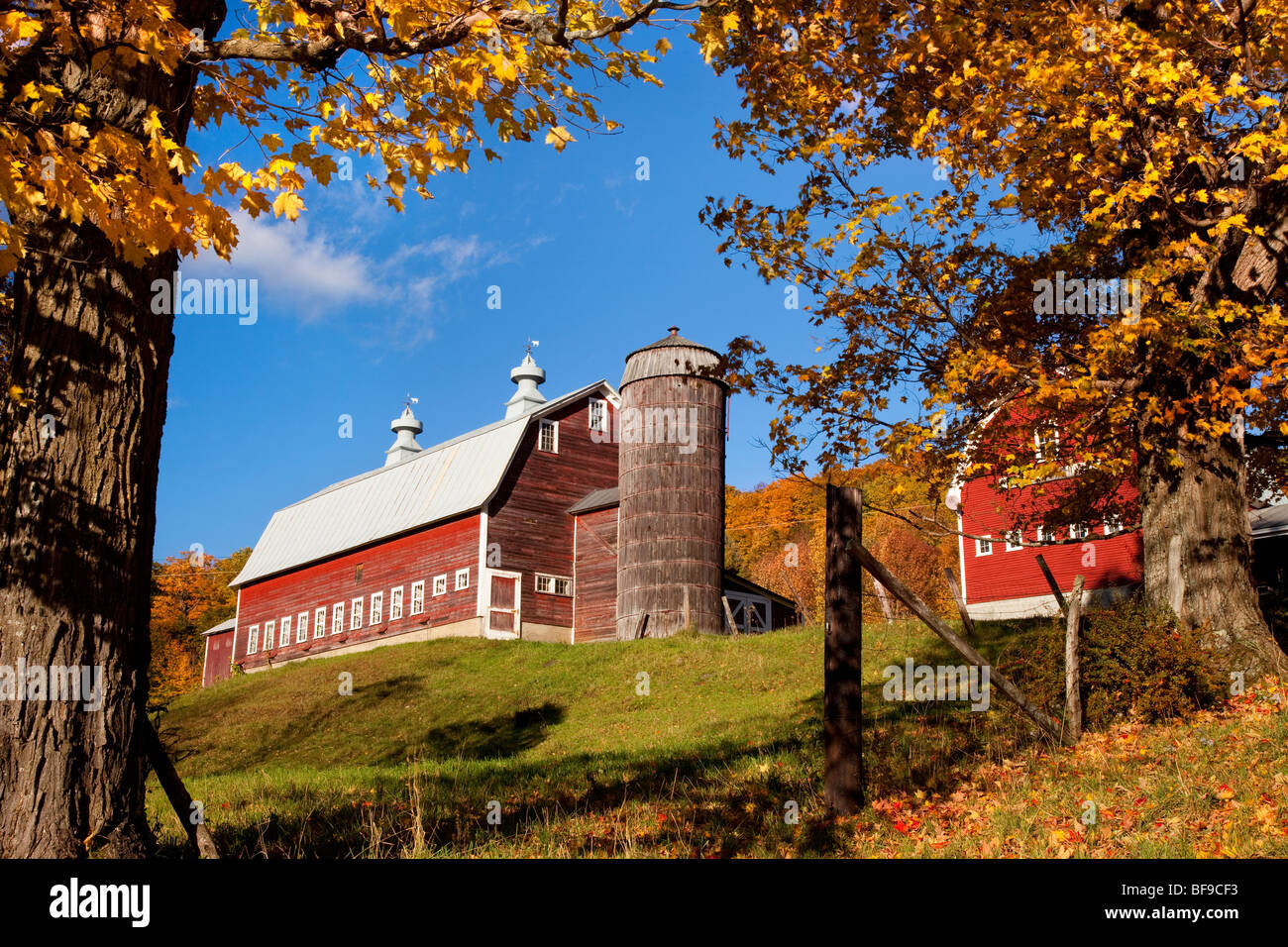 Classic fienile su una collina nei pressi di Pomfret Vermont - USA Foto Stock
