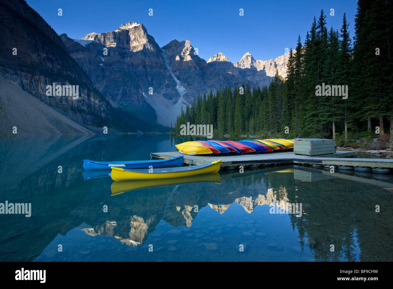 Canoa dock, Moraine Lake, il Parco Nazionale di Banff, Alberta, Canada Foto Stock