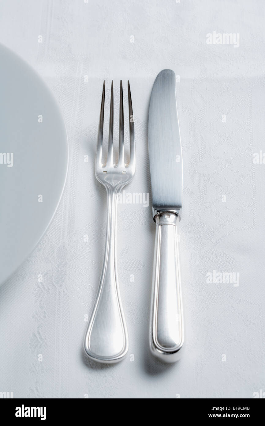 Elegante messa in tavola con argenti e piastra bianca Foto Stock