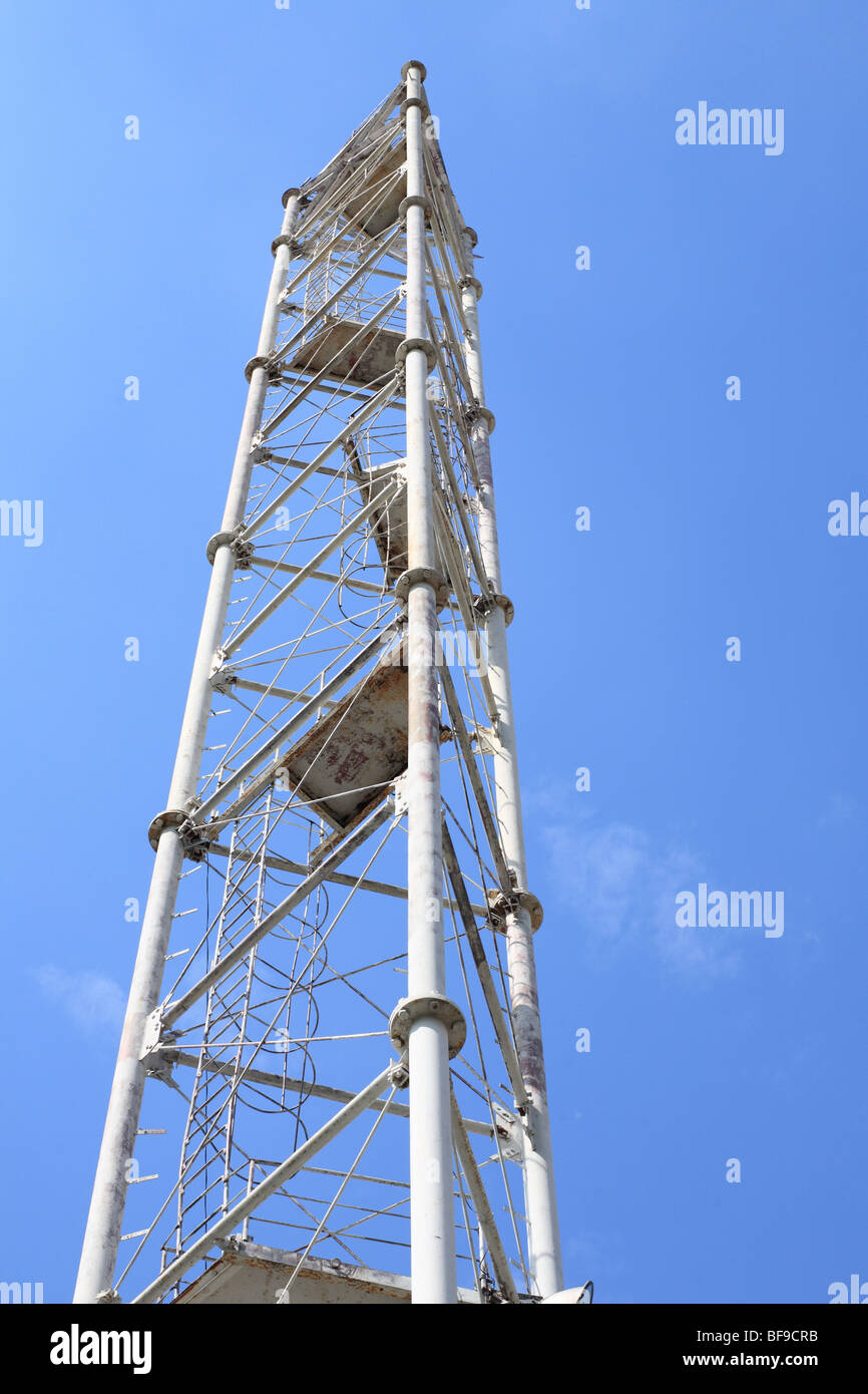 Il montante dell'antenna sul cielo blu sullo sfondo Foto Stock