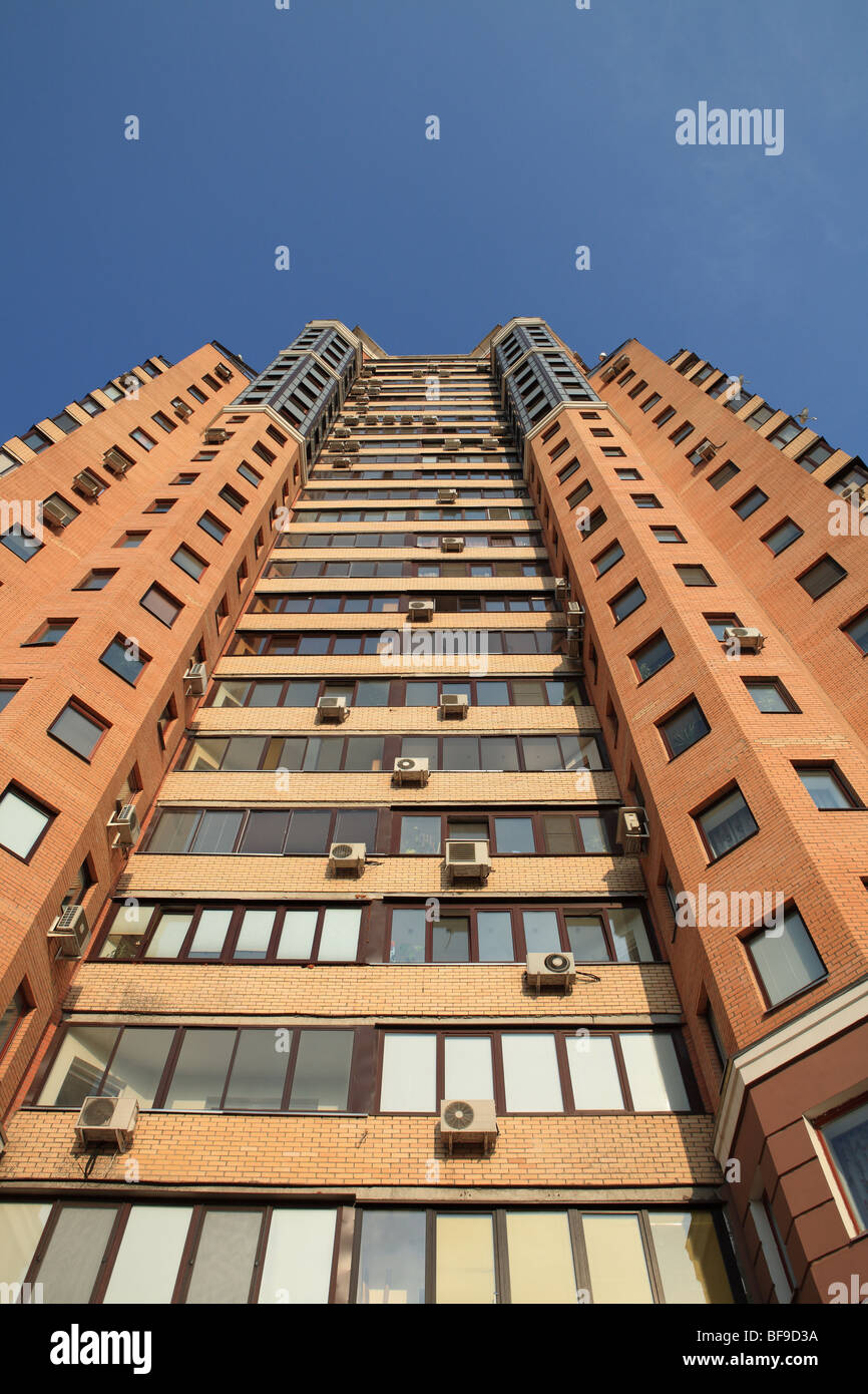 Mattone attico nel cielo blu sullo sfondo Foto Stock