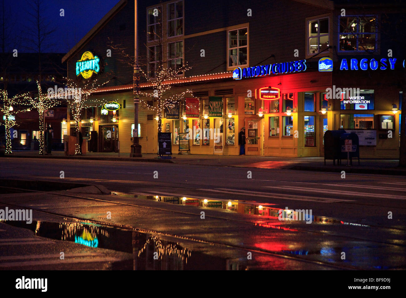 Pier 56 al tramonto sul modo in Alaska sul lungomare, Seattle, Washington Foto Stock