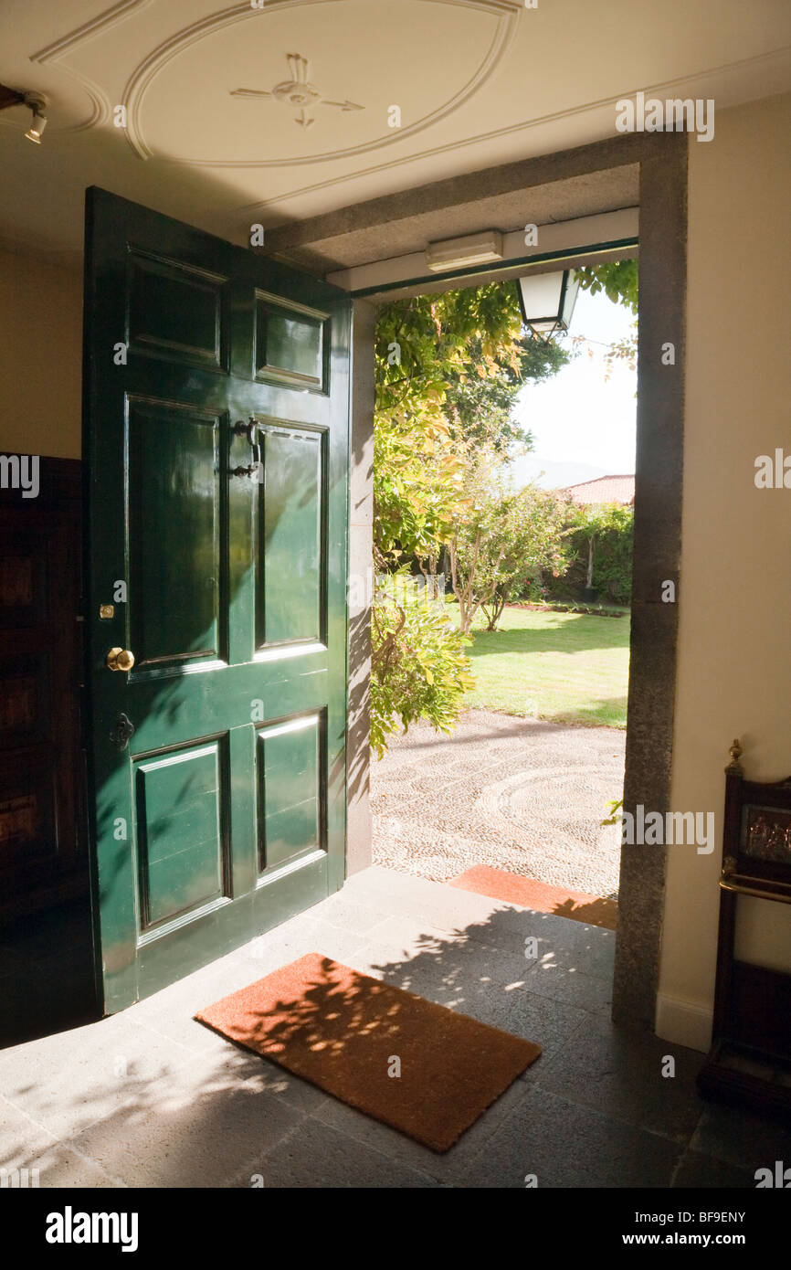 Un verde aprire la porta che si apre su un giardino in una giornata di sole  Foto stock - Alamy