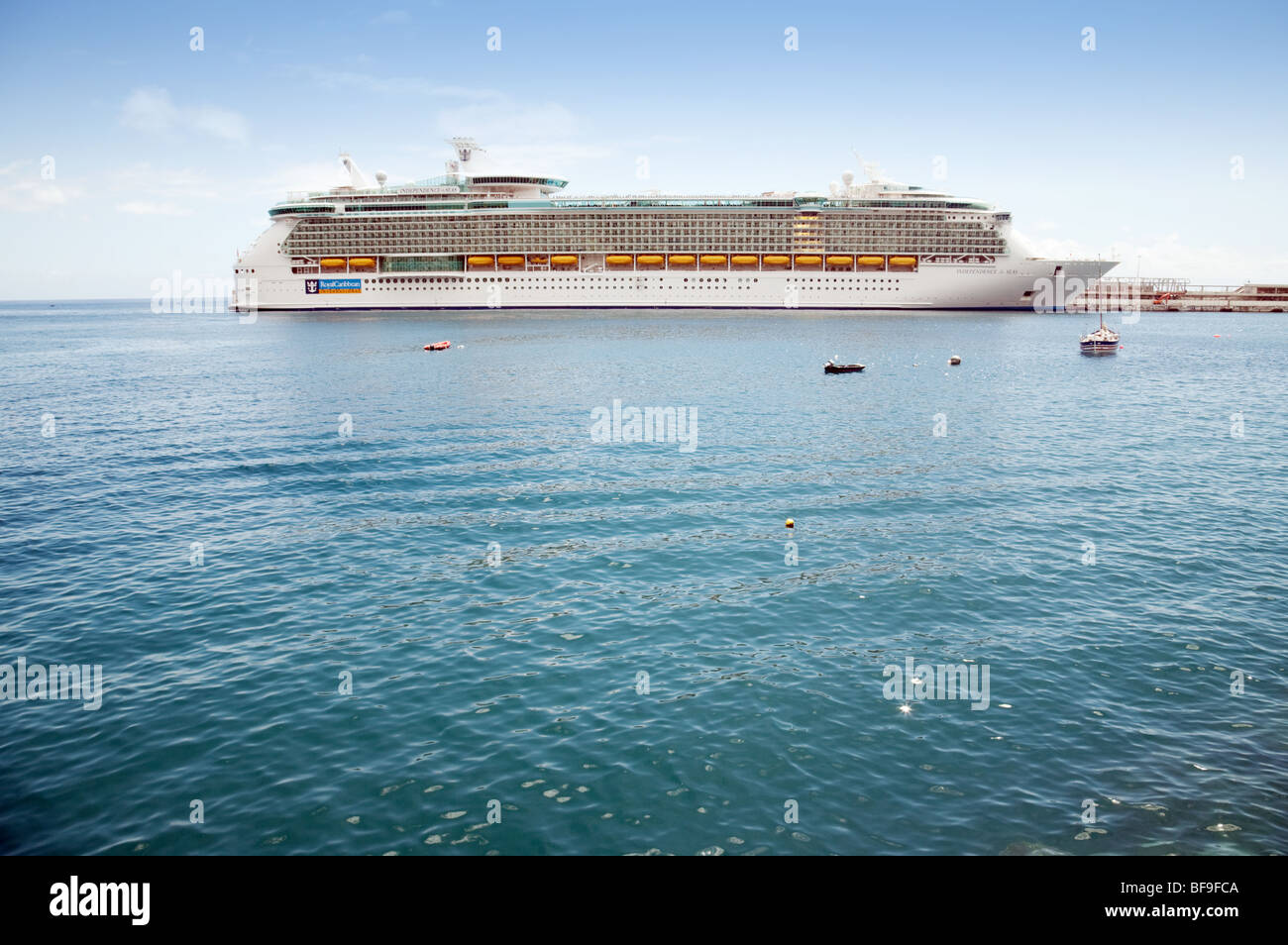 Il Royal Caribbean Cruise Ship "Indipendenza dei mari" nel porto di Funchal, Madeira Foto Stock