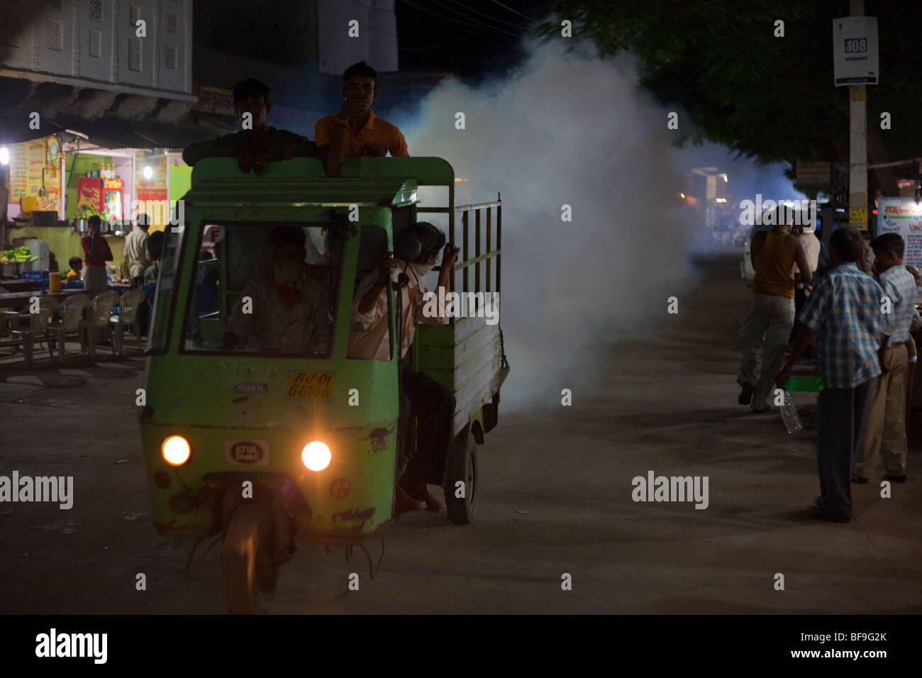 Carrello la spruzzatura di pesticidi in aria per le strade in Pushkar India Foto Stock