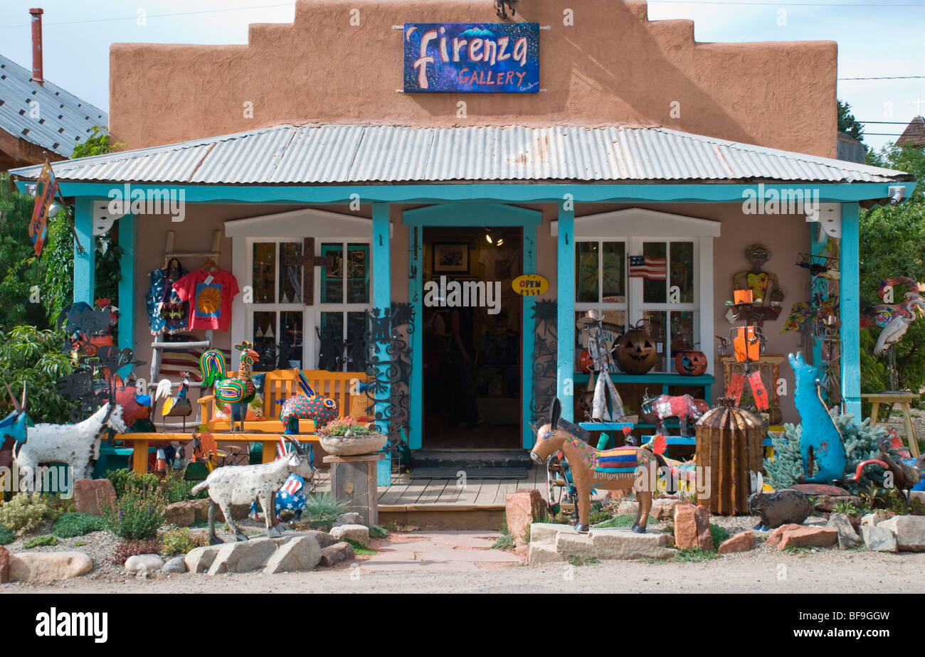 Una cacofonia di oggetti artistici cattura l'occhio davanti ad un piccolo negozio in Arroyo Seco, appena a nord di Taos, Nuovo Messico. Foto Stock