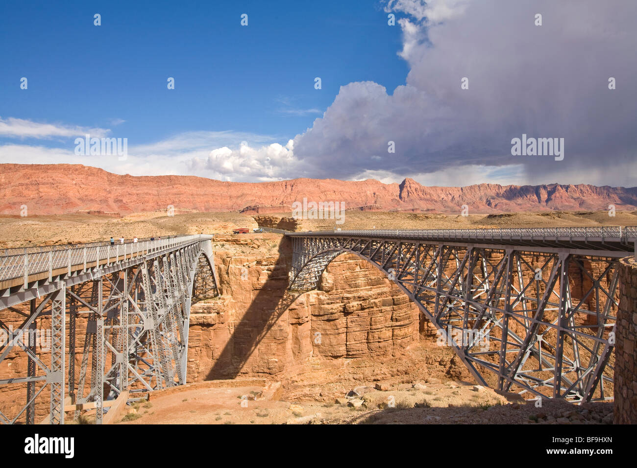 Navajo ponti vecchi e nuovi oltre il Fiume Colorado su autostrada 89A, Marble Canyon, scogliere di Echo in distanza, Arizona, Stati Uniti d'America Foto Stock