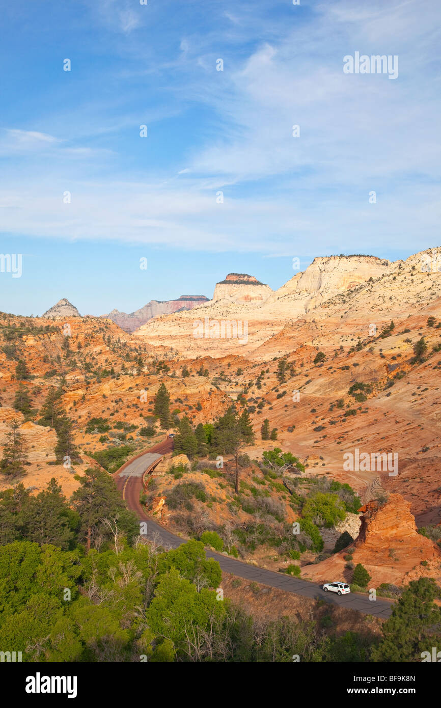 La guida in mezzo alle slickrock di arenaria Navajo, su Zion-Mt. Carmel Highway, vicino all'ingresso est del Parco Nazionale di Zion, Utah Foto Stock