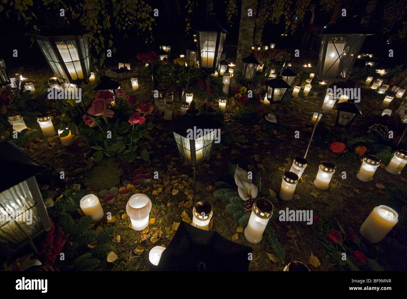 Memorial grove da uno stagno in un cimitero svedese. La gente accende le candele per i loro antenati. Foto Stock