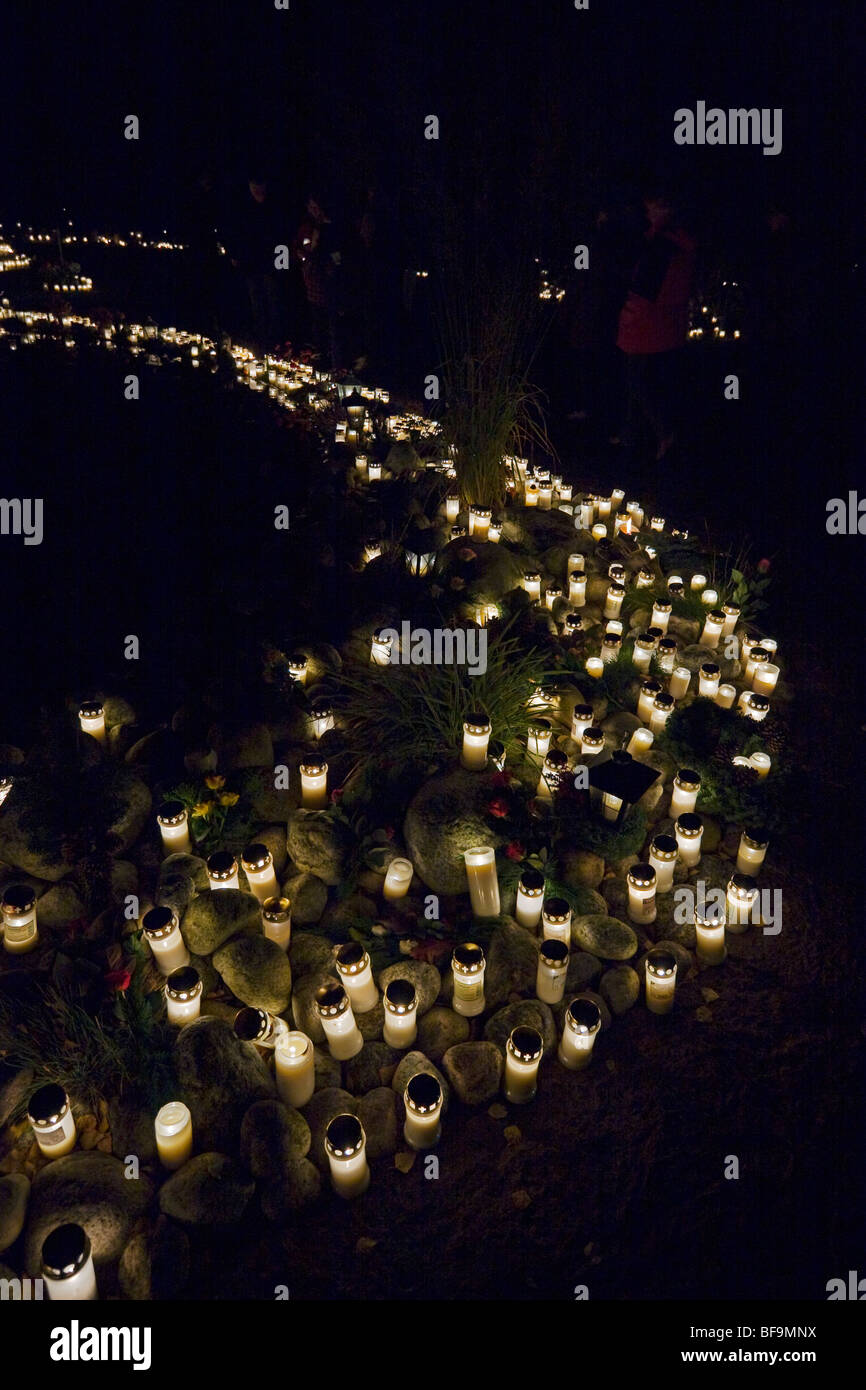 Memorial grove da uno stagno in un cimitero svedese. La gente accende le candele per i loro antenati. Foto Stock