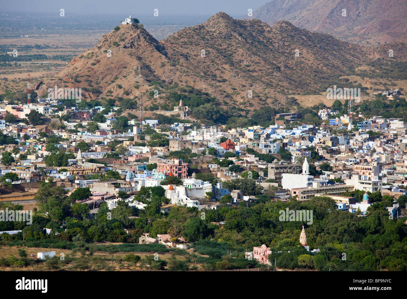 Pap o Mochani Gayatri Temple e il paesaggio urbano in Pushkar nel Rajasthan in India Foto Stock