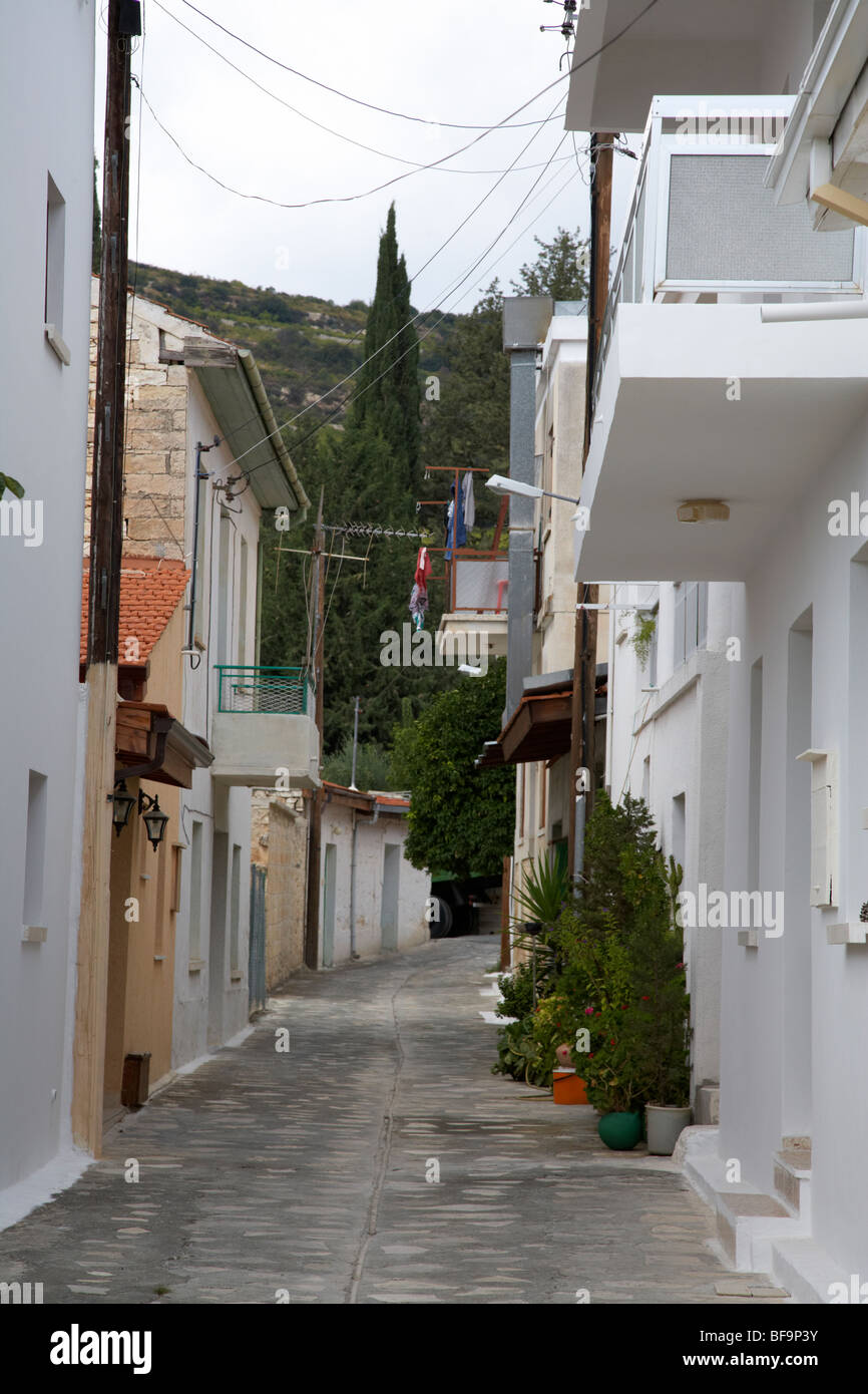 Strade strette di cucina cipriota tradizionale villaggio di montagna villaggio omodos troodos vino regione Repubblica di Cipro in Europa Foto Stock