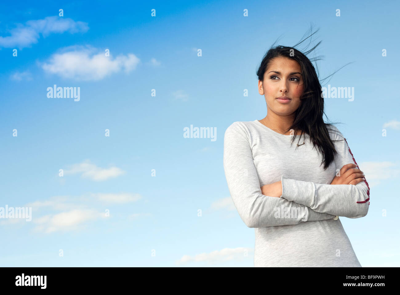 Donna con le braccia incrociate Foto Stock