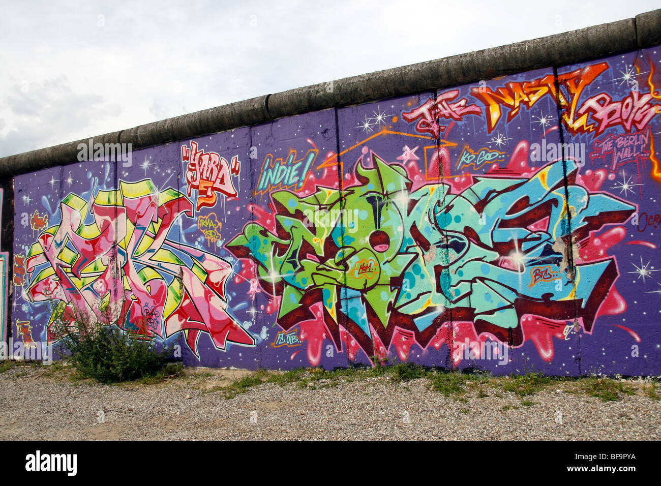 Sul lato occidentale del Muro di Berlino, all'East Side Gallery, a 1.3km-lungo la sezione della parete vicino al centro di Berlino. Foto Stock