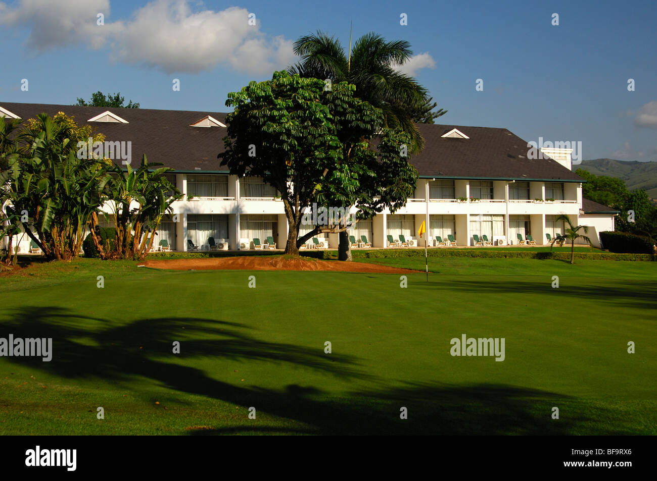 Putting green del campo da golf di 18 buche di fronte al Royal Swazi Spa Hotel, Ezulwini Valley, dello Swaziland Foto Stock