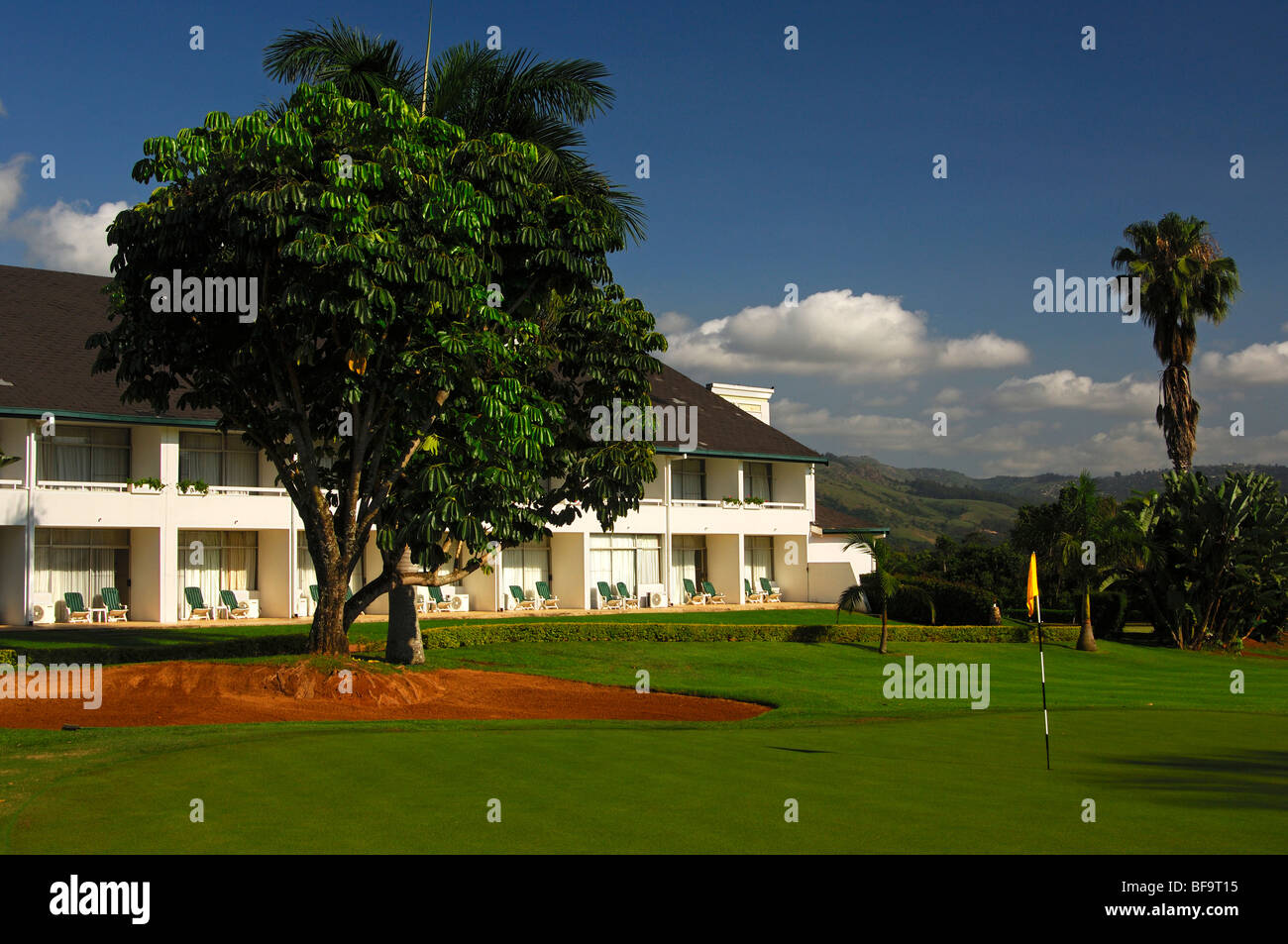 Putting green del campo da golf di 18 buche di fronte al Royal Swazi Spa Hotel, Ezulwini Valley, dello Swaziland Foto Stock