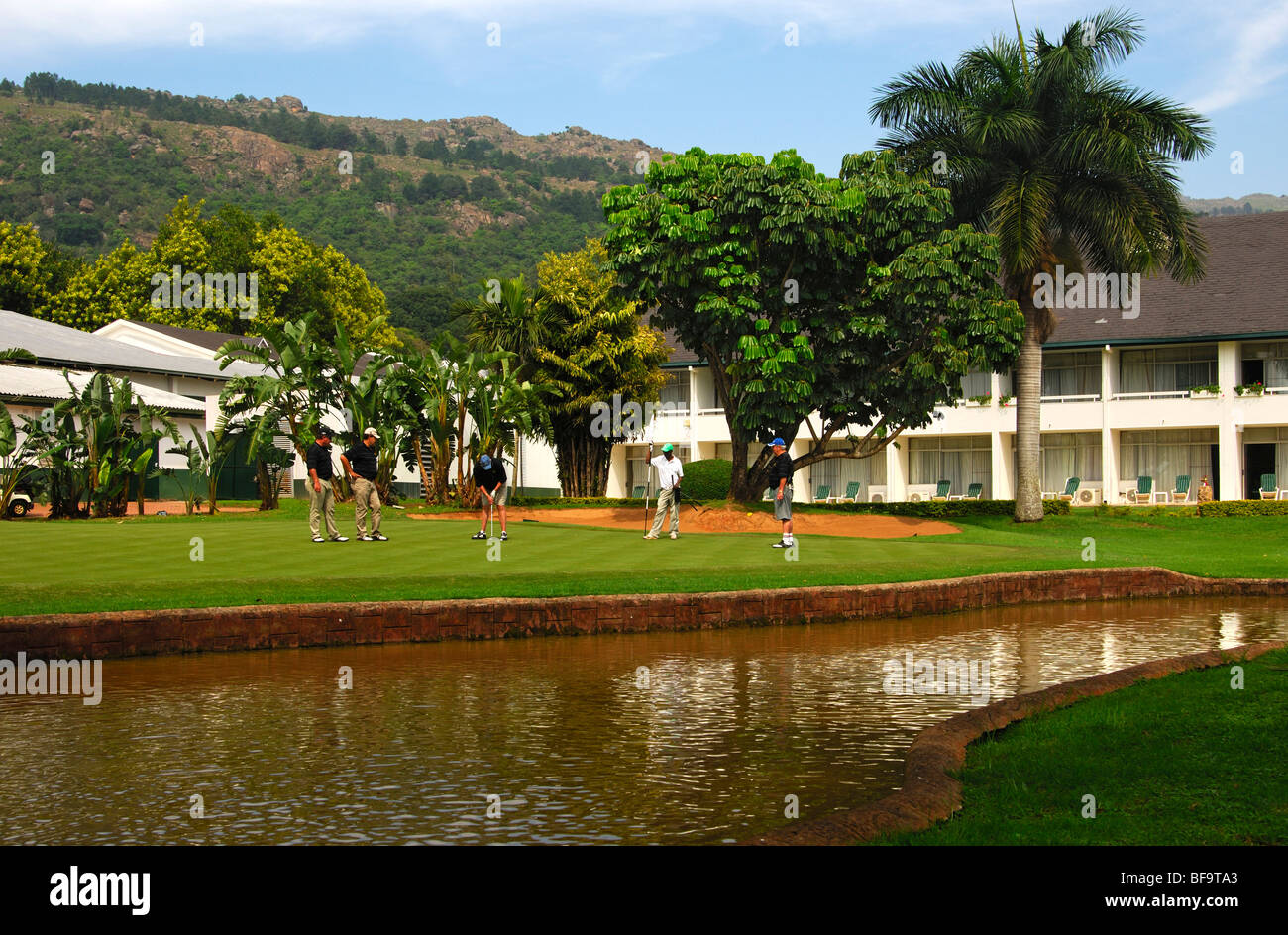 I giocatori di golf sul putting green di fronte al Royal Swazi Spa Hotel, Ezulwini Valley, dello Swaziland Foto Stock
