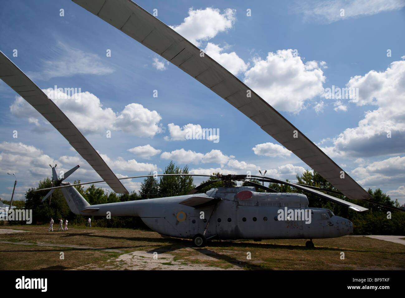 Elicottero Cargo Mi6A (alo trasporti pesanti elicottero) è visto in ucraino Aviation Museum in Kiev-Zhulyany. Foto Stock