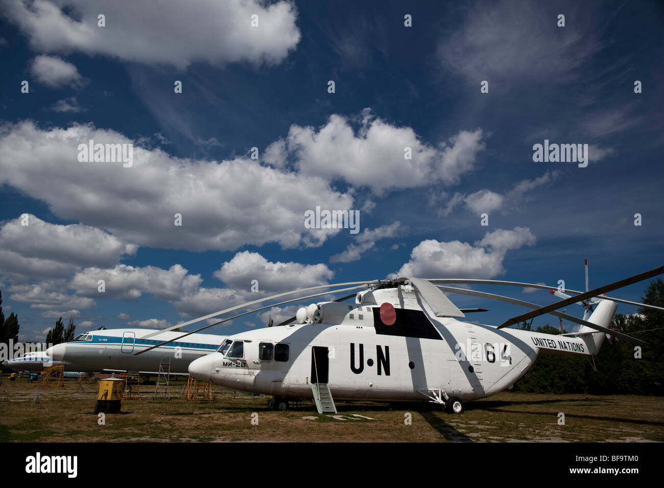 Elicottero Cargo Mi-26 (Halo trasporti pesanti elicottero) è visto in ucraino Aviation Museum in Kiev-Zhulyany. Foto Stock