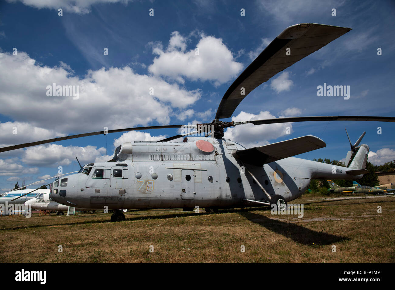 Elicottero Cargo Mi-6A (gancio di trasporto pesante elicottero) è visto in ucraino Aviation Museum in Kiev-Zhulyany. Foto Stock