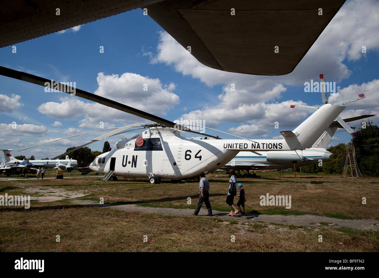 Un alone trasporti pesanti elicottero è visto in ucraino Aviation Museum in Kiev-Zhulyany. Foto Stock
