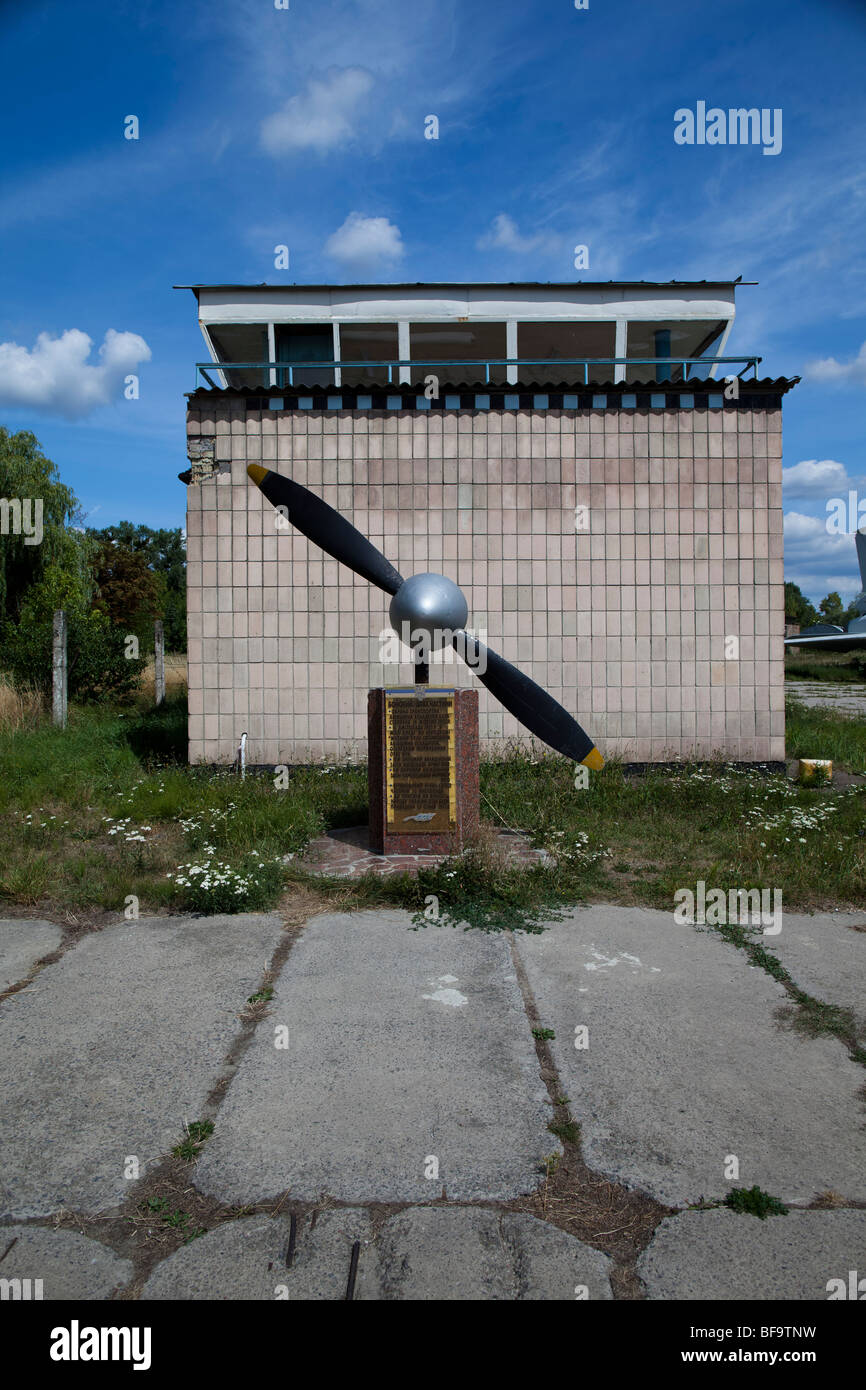 Un monumento ad elica è visto in ucraino Aviation Museum in Kiev-Zhulyany. Foto Stock