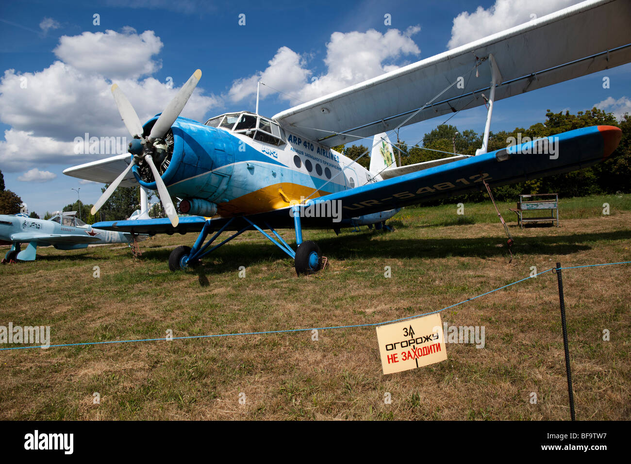 Antonov An-2 (Colt), l'unico grande bimotore biplano del mondo in ucraino Aviation Museum in Kiev-Zhulyany. Foto Stock