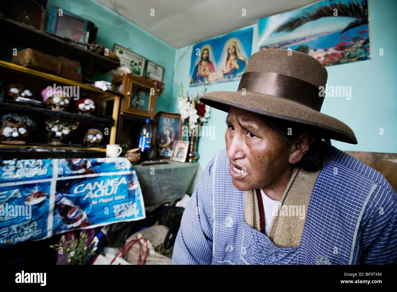 Yatiri, uno sciamano di Aymara gruppo indigeno, ha teschi umani e immagini di Gesù nel suo ufficio. El Alto, La Paz, Bolivia. Foto Stock