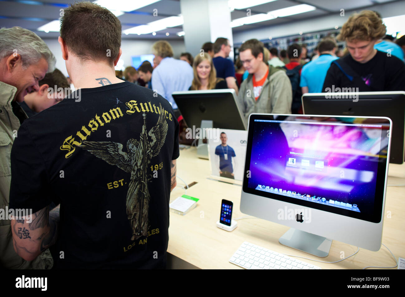 Secondo il tedesco di apertura di Apple store in Alstertal shopping center a Amburgo, Germania. Foto Stock