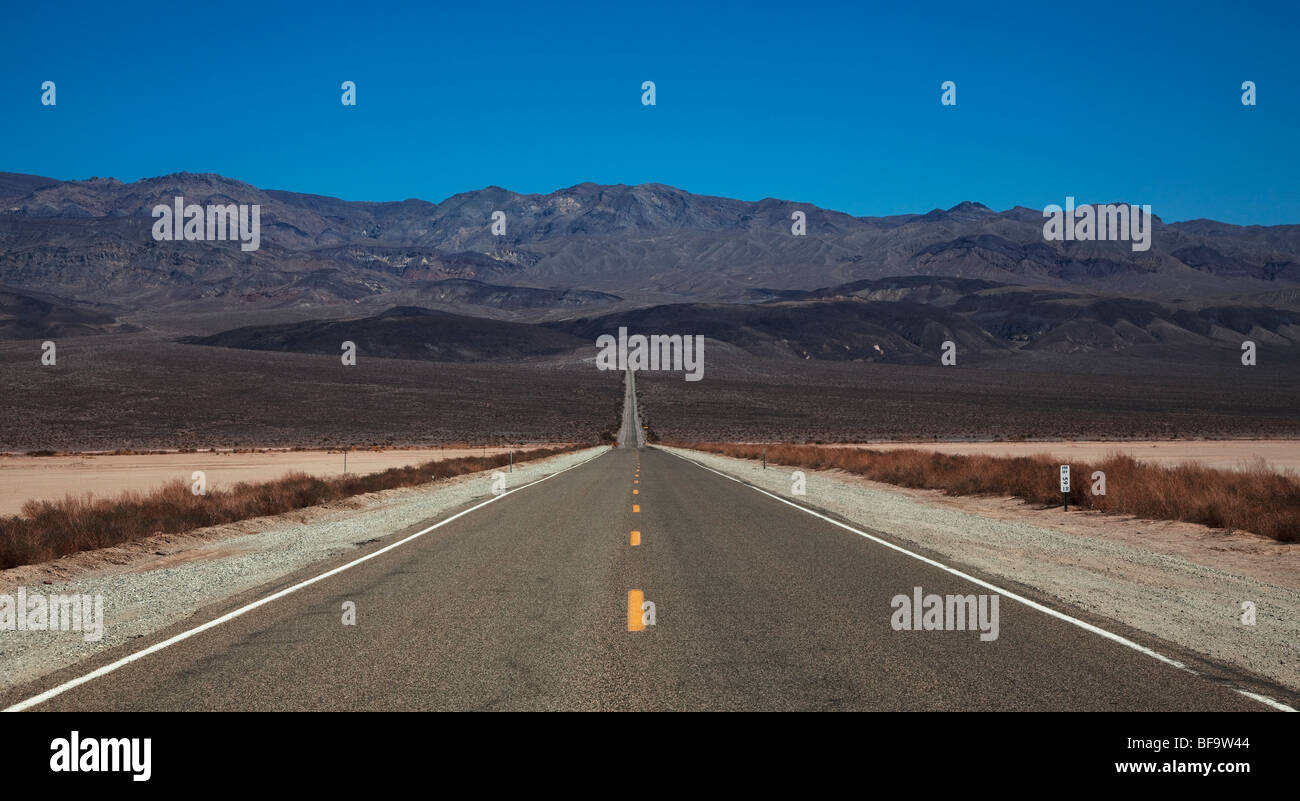 Lonely 'auto' strada vuoto lungo il deserto del Nevada Foto Stock