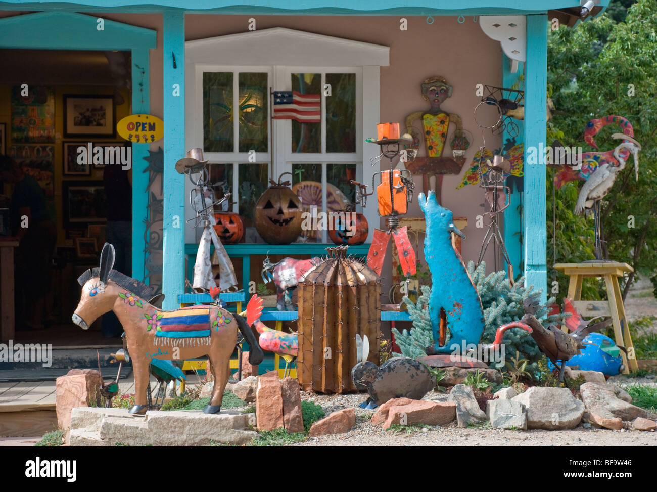 Una cacofonia di oggetti artistici cattura l'occhio davanti ad un piccolo negozio in Arroyo Seco, appena a nord di Taos, Nuovo Messico. Foto Stock