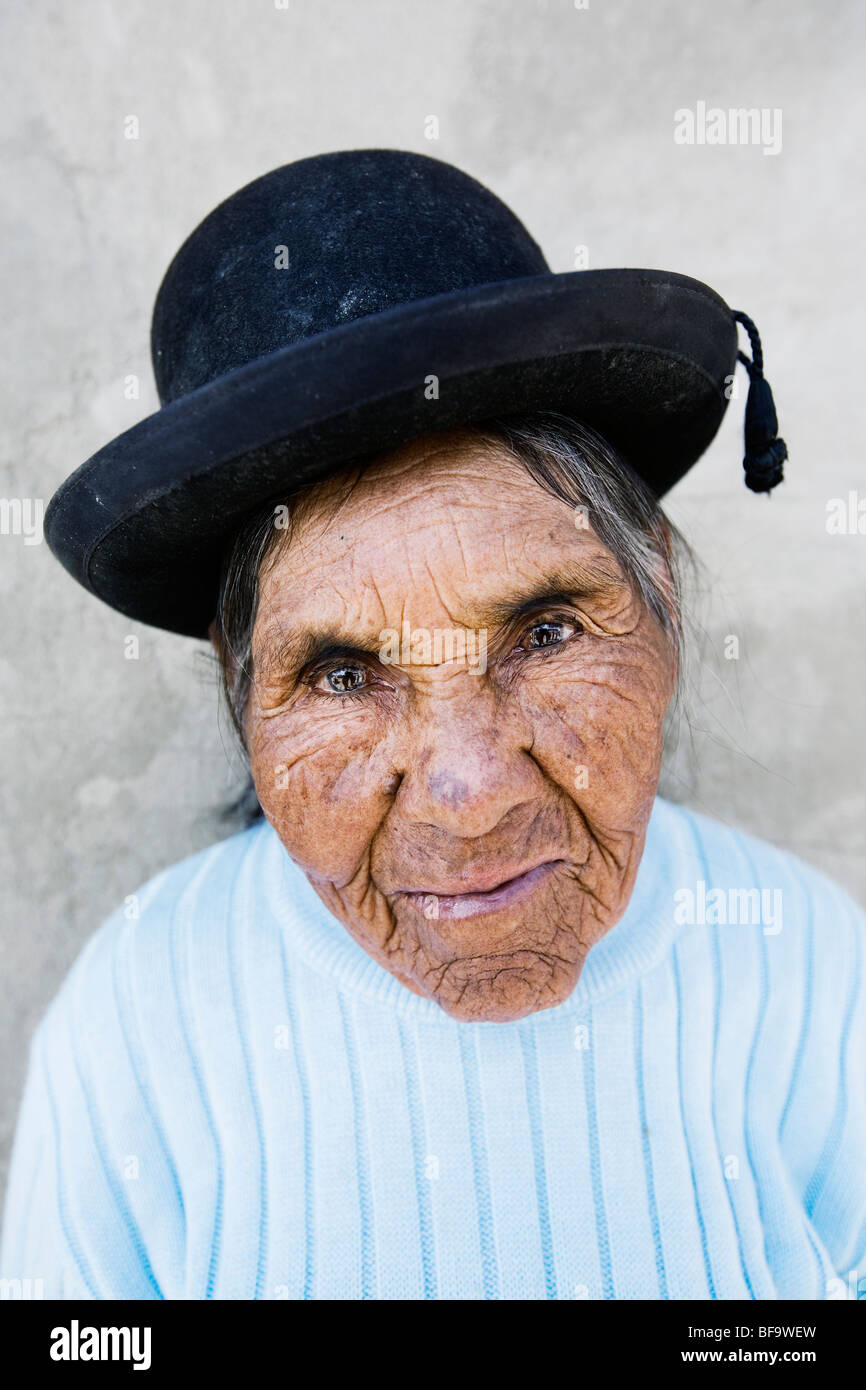 Donna aymara con cappello a bombetta immagini e fotografie stock ad alta  risoluzione - Alamy