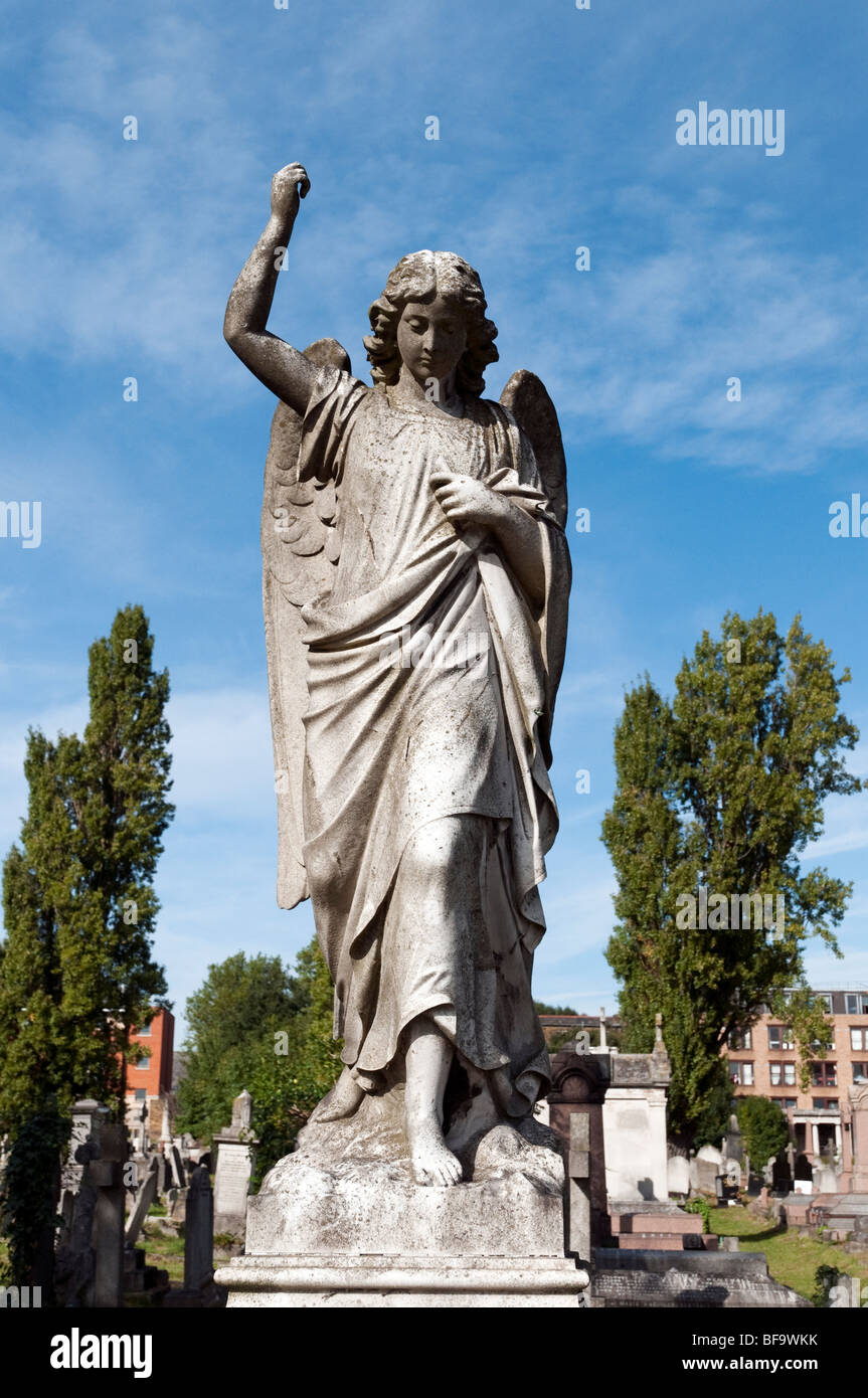 Statua sulla tomba di Kensal Green Cemetery, London, England, Regno Unito Foto Stock