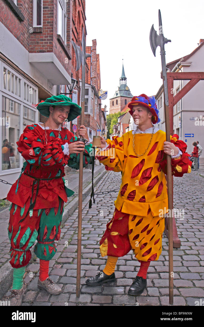 Guardia medievali a street festival di Lueneburg, Bassa Sassonia, Germania Foto Stock