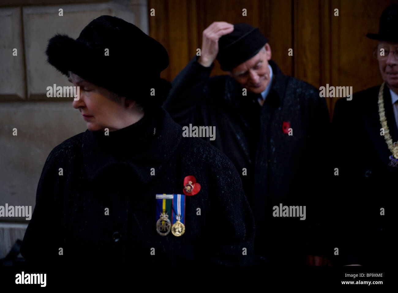 Vedove di guerra e gli amici si sono riuniti presso il cenotafio in atto annuale di ricordo per le vittime delle guerre Foto Stock