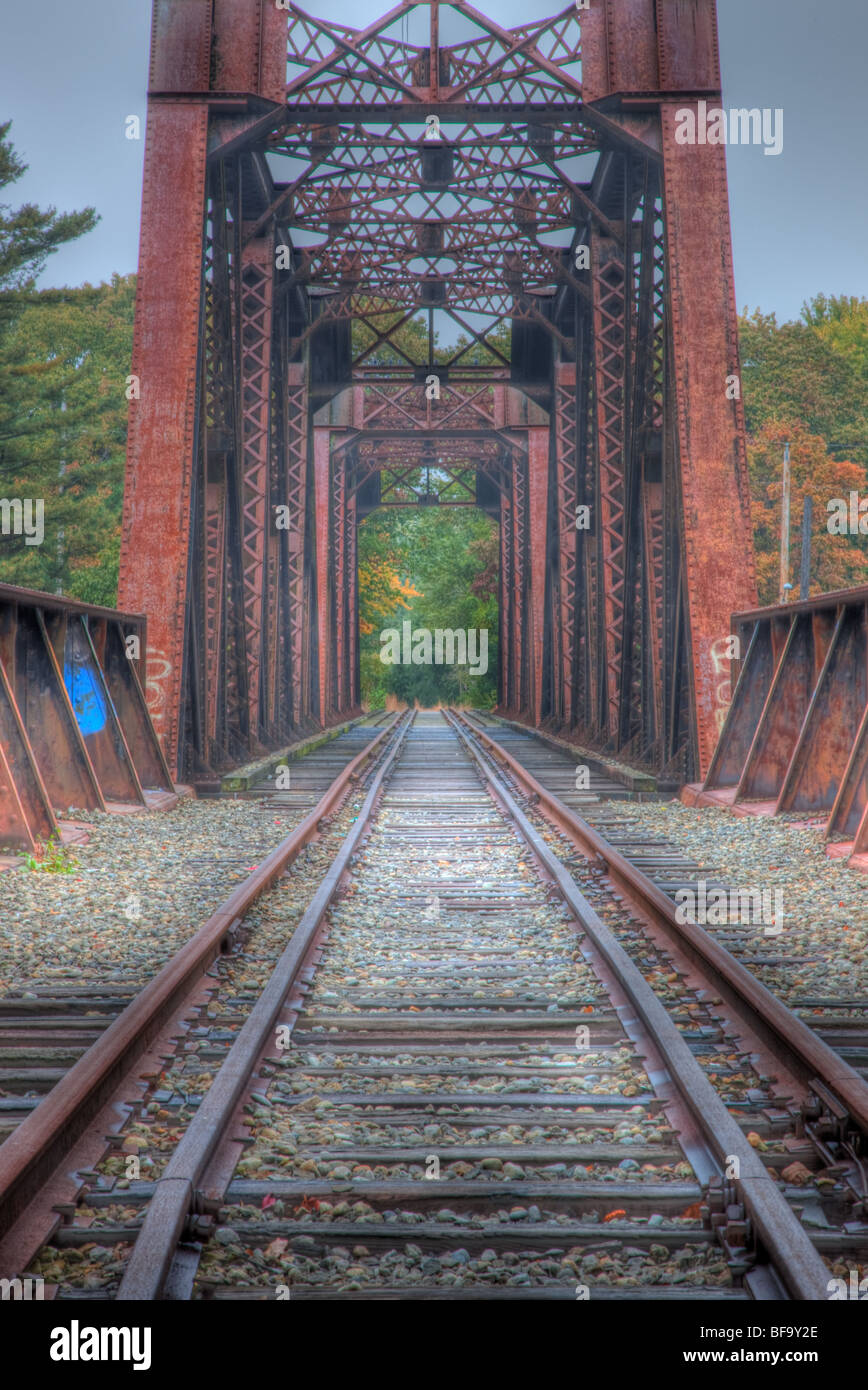 I binari della ferrovia esegui ed oltre il piano superiore della storica libera ponte nero da Brunswick a Topsham Maine Foto Stock