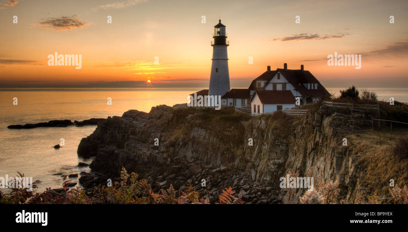 Sunrise a Portland Head Light, che protegge i naviganti entrando di Casco Bay. Il faro di Cape Elizabeth, Maine. Foto Stock